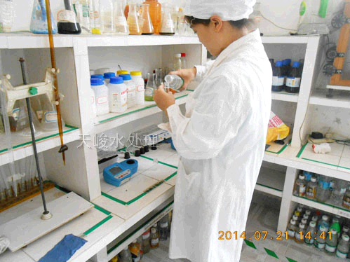 化验员正在做总铜化验